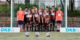 Der jugendliche Nachwuchs steht im Tor mit DKB-Banden an den Seiten. 