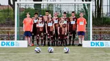Der jugendliche Nachwuchs steht im Tor mit DKB-Banden an den Seiten. 