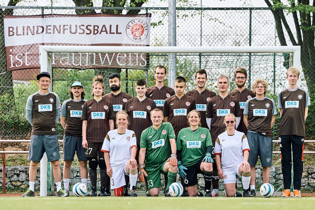 Vor einem Tor in braunen Trikots (Jana und Jenny in weißen):v.l.n.r.: Wolf Schmidt, Jonas Dawid, Thoya Küster, Serdal Celebi, Jana Marquart, Calvin Runge, Sven Gronau, Rasmus Narjes, Nartan Werner, Svenja Bartels, Paul Ruge, Michael Löffler, Jenny Dabelstein, Philipp Versen, Antje Küster, Julius Kolbeck