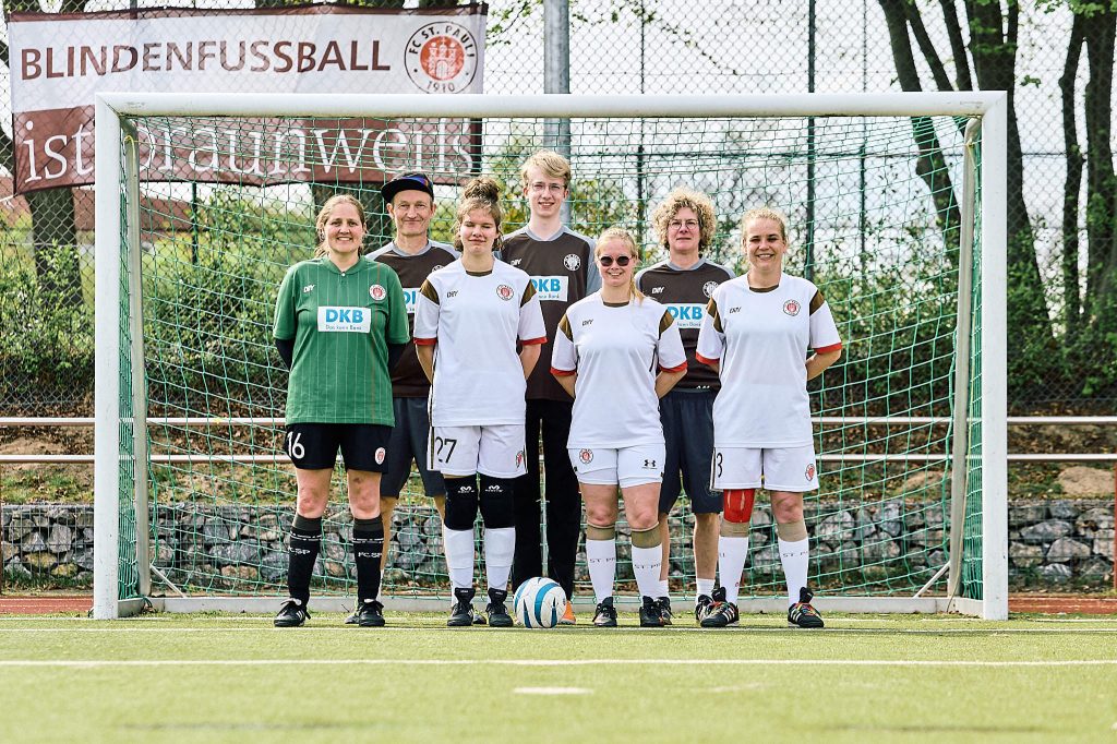 Vor einem Tor  v.l.n.r. Svenja Bartels, Wolf Schmidt, Thoya Küster, Julius Kolbeck, Jenny Dabelstein, Antje Küster, Jana Marquart