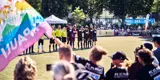 Fans an der Bande mit wehender St. Pauli-Fahne jubeln dem, vor Spielbeginn aufgereihten, Team zu