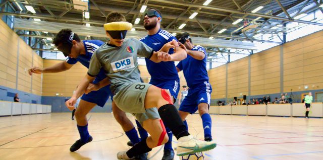 Natan schüttelt drei schwedische Verteidiger ab und schießt im fallen aufs Tor