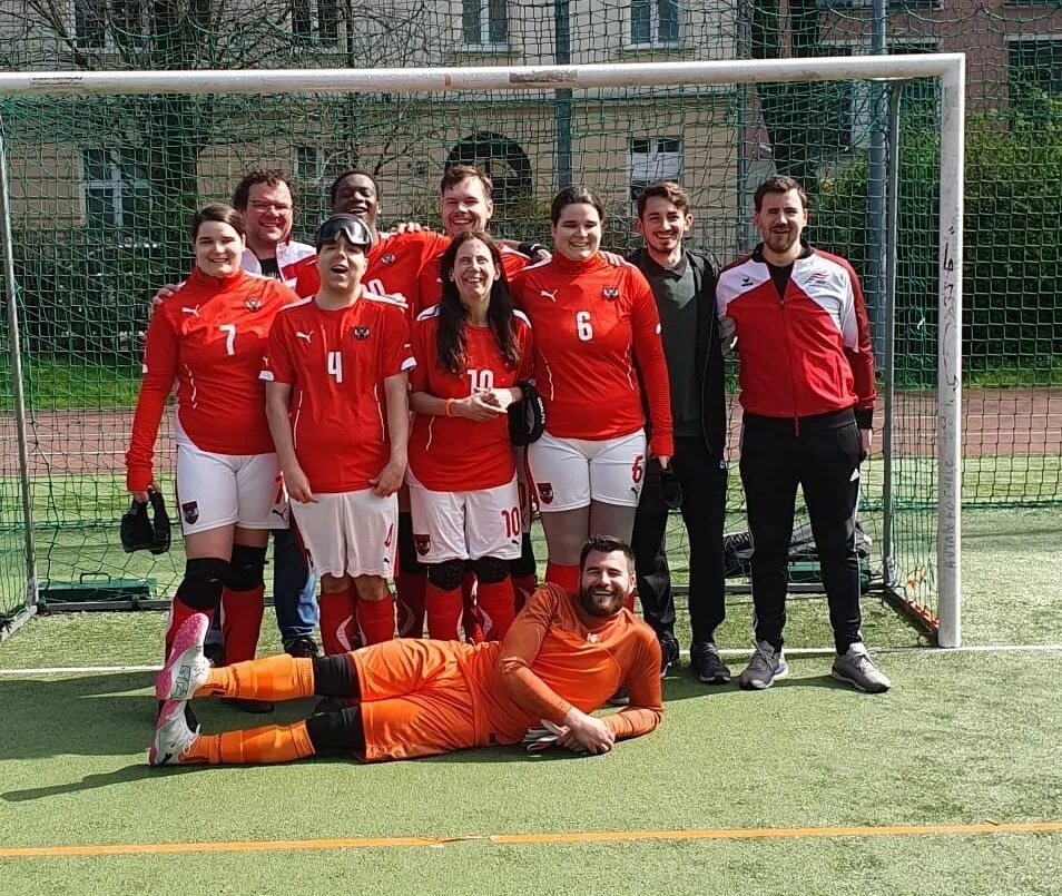 Team steht in zwei Reihen vor dem Tor