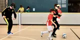 Spielszene: Zwei Kids von Düsseldorf und dem BVB rennen dem Ball in der Halle hinterher