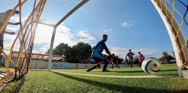 Der Blindenfussballer trifft am Torwart vorbei ins Tor