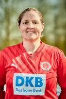 Svenja Bartels, in rotem shirt, lächelt in die Kamera 