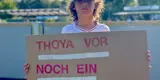 Ein kleiner Junge hält ein selbstgebasteltes Schild mit der Aufschrift "Thoya vor - noch ein Tor"