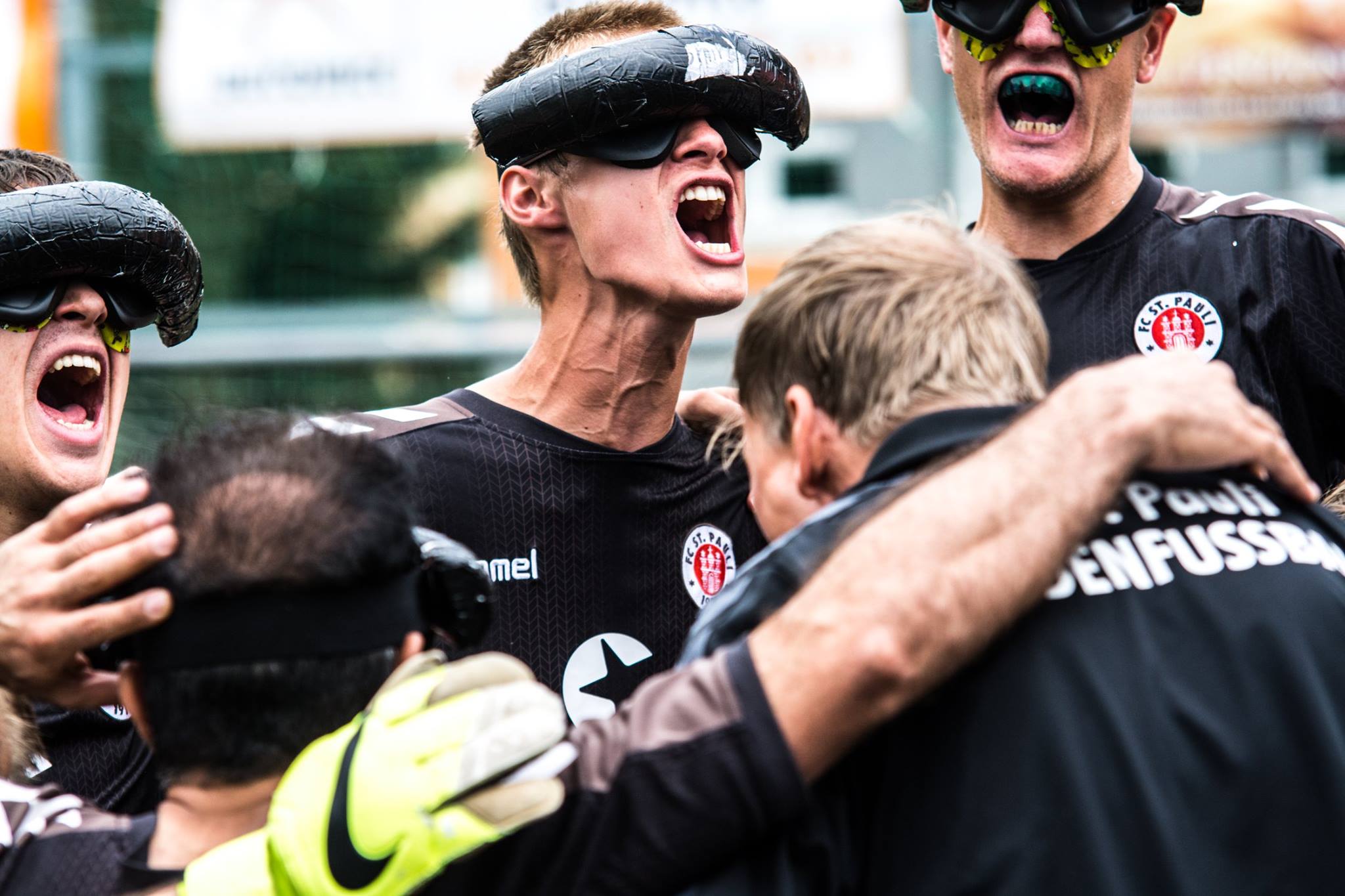 Paul,Rasmus und Mike beim gemeinsamen Teamschrei vor dem Spiel 