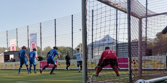 Joni in Schußhaltung feuert gleich eine Rakete Richtung Düsseldorf/Dürener Tor. Keeper Dietmar in gespannter Haltung